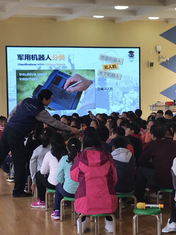 1593340236642013901.jpg 科学家陈晓东老师走进北京市大兴区实验小学.jpg